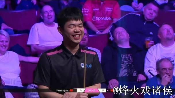 “再打两杆!”袁思俊示意全场观众为巩晨智助威,一片欢声笑语! “再打两杆!”袁思俊示意全场观众为巩晨智助威,一片欢声笑语!