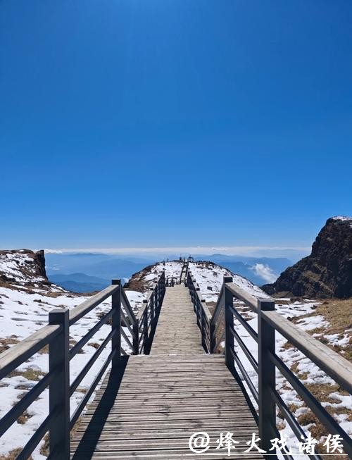 云南昆明:北纬26°罕见雪山打造雪域旅游新体验 云南昆明:北纬26°罕见雪山打造雪域旅游新体验